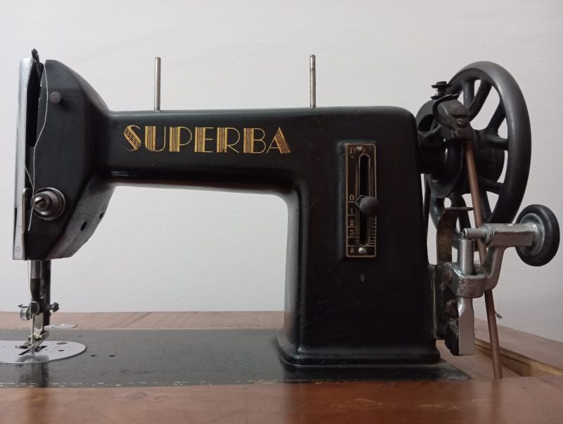 Shitet makine qepese klasike funksionale, makine qepese manuale superba, makine qepese e vjeter per dekor, makina qepese superba origjinale, makine qepese gjermane, makine qepese antike per koleksion, blerje makine qepese retro